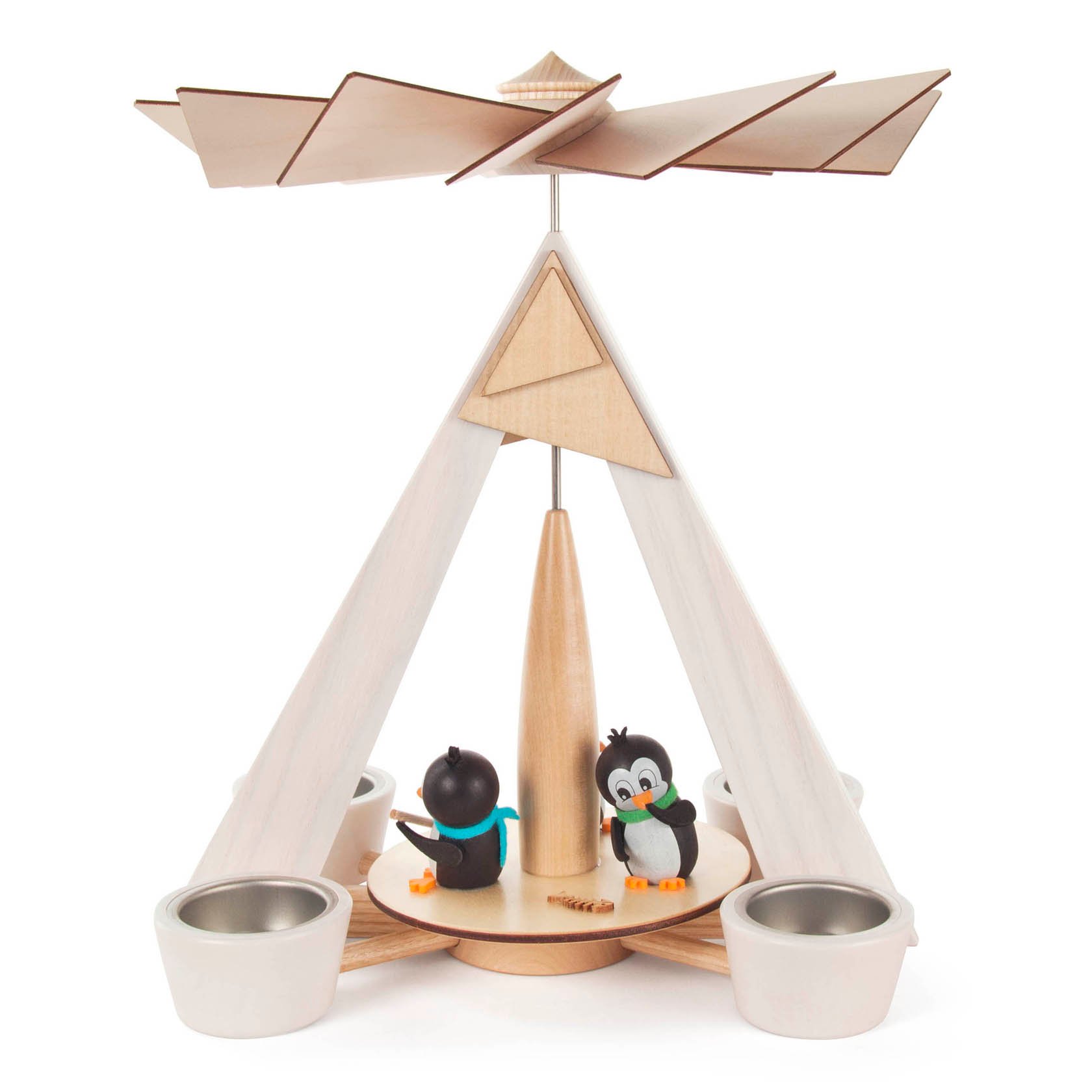 Weiße Pyramide für Teelichter mit zwei Pinguinfiguren in der Mitte, darauf ein Propeller.
