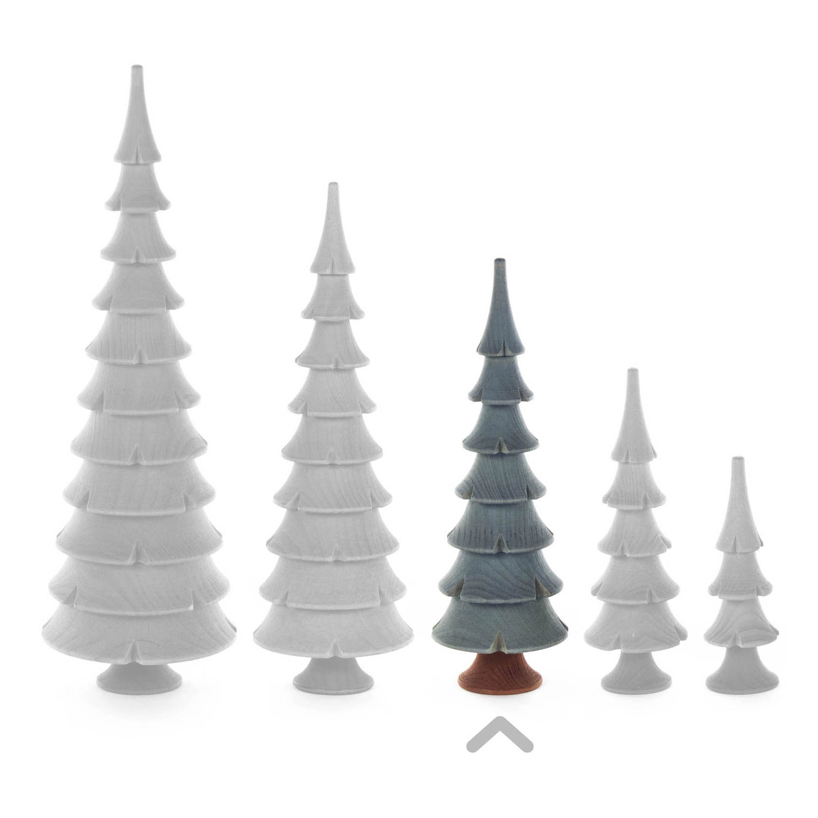 Vier Dekobäume, bestehend aus drei grauen und einem grünen Baum, die in einer Reihe von groß nach klein angeordnet sind.