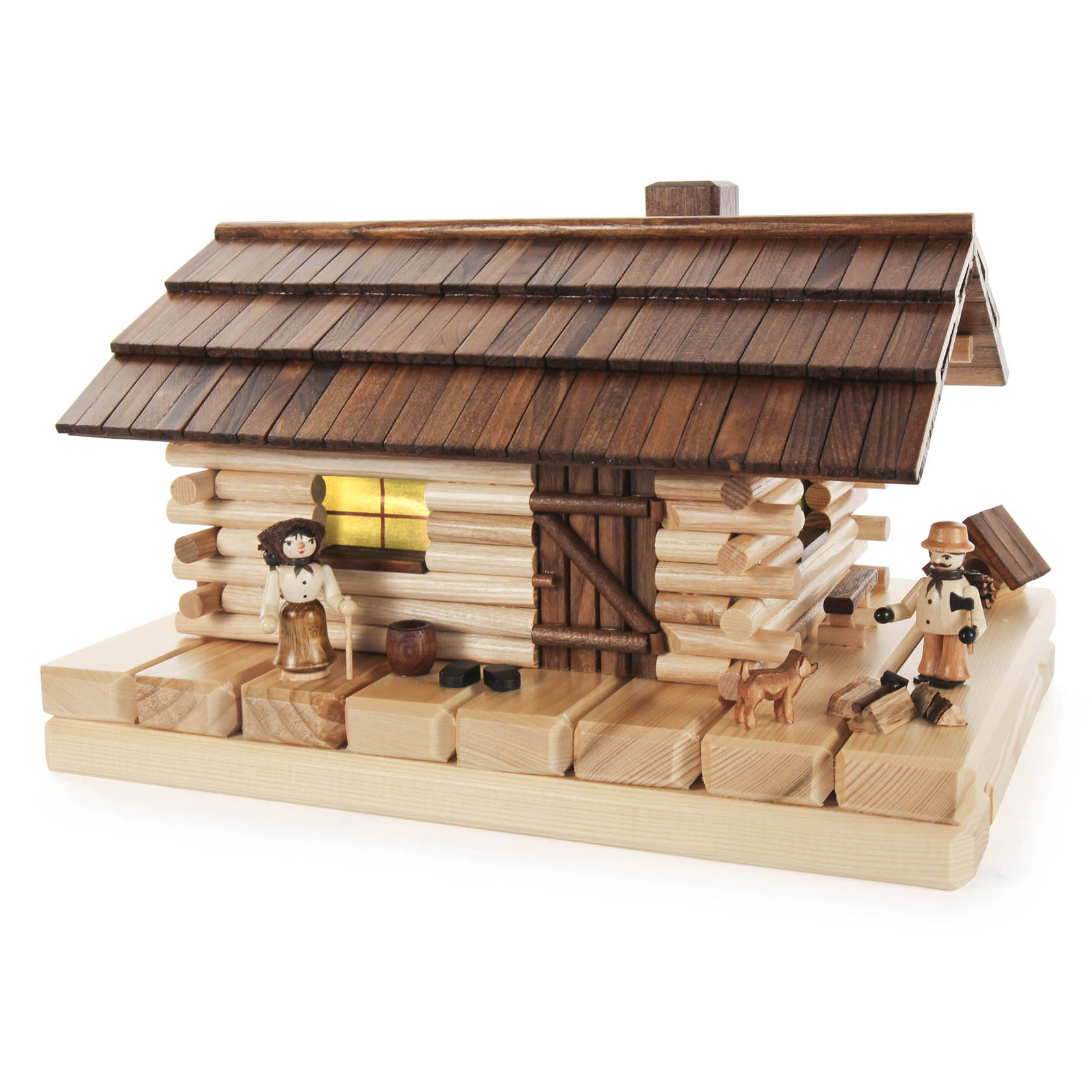 Holzmodell einer Waldhütte mit elektrischer Innenbeleuchtung, zwei Holzfiguren und einem kleinen Hund im Vordergrund. Hütte hat eine Rauchfunktion.