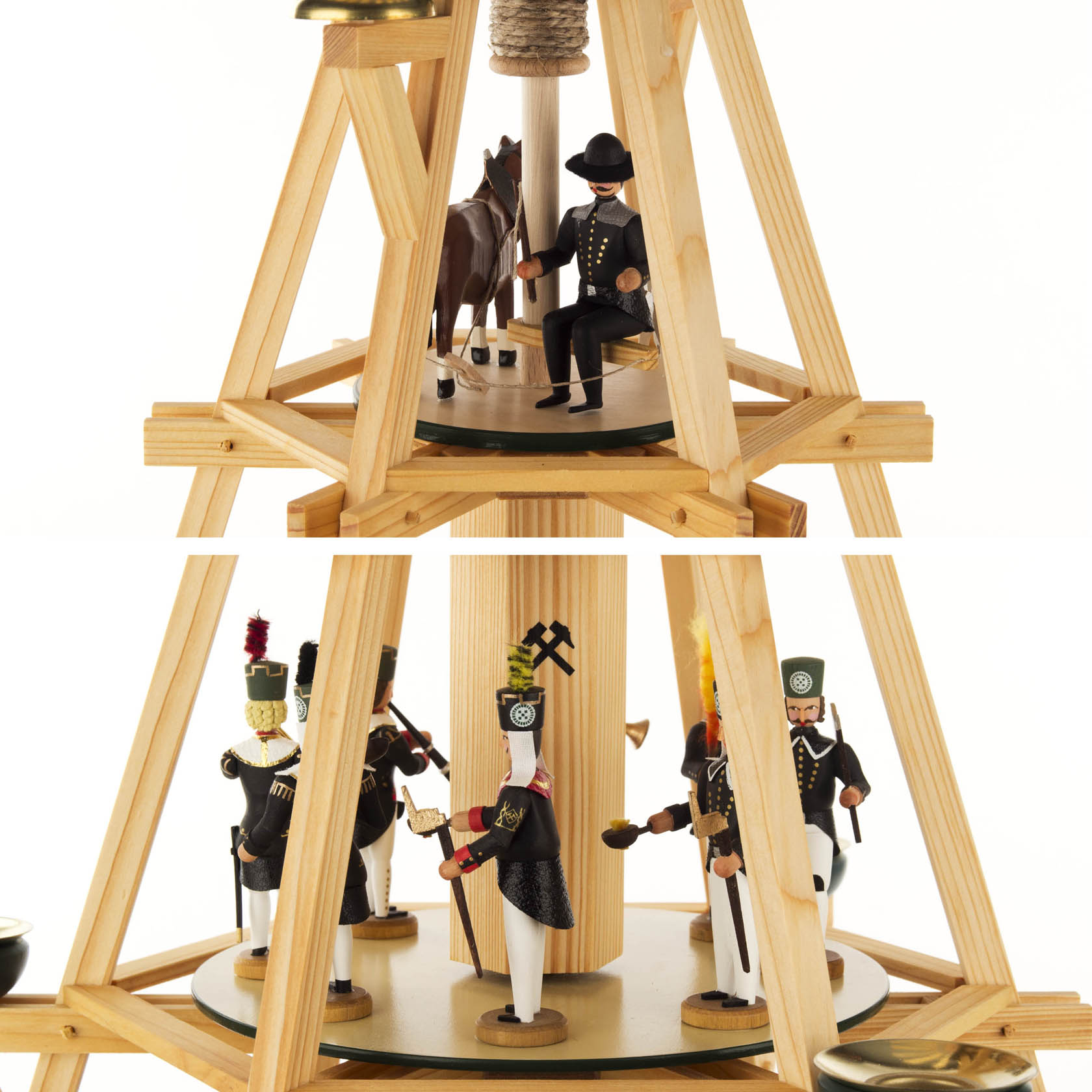 Eine dreistöckige Göpelpyramide aus Holz mit Bergarbeitern. Auf der unteren Ebene sind Bergmänner mit Laternen und Spitzhacken, auf der oberen ein Mann mit Pferd dargestellt.