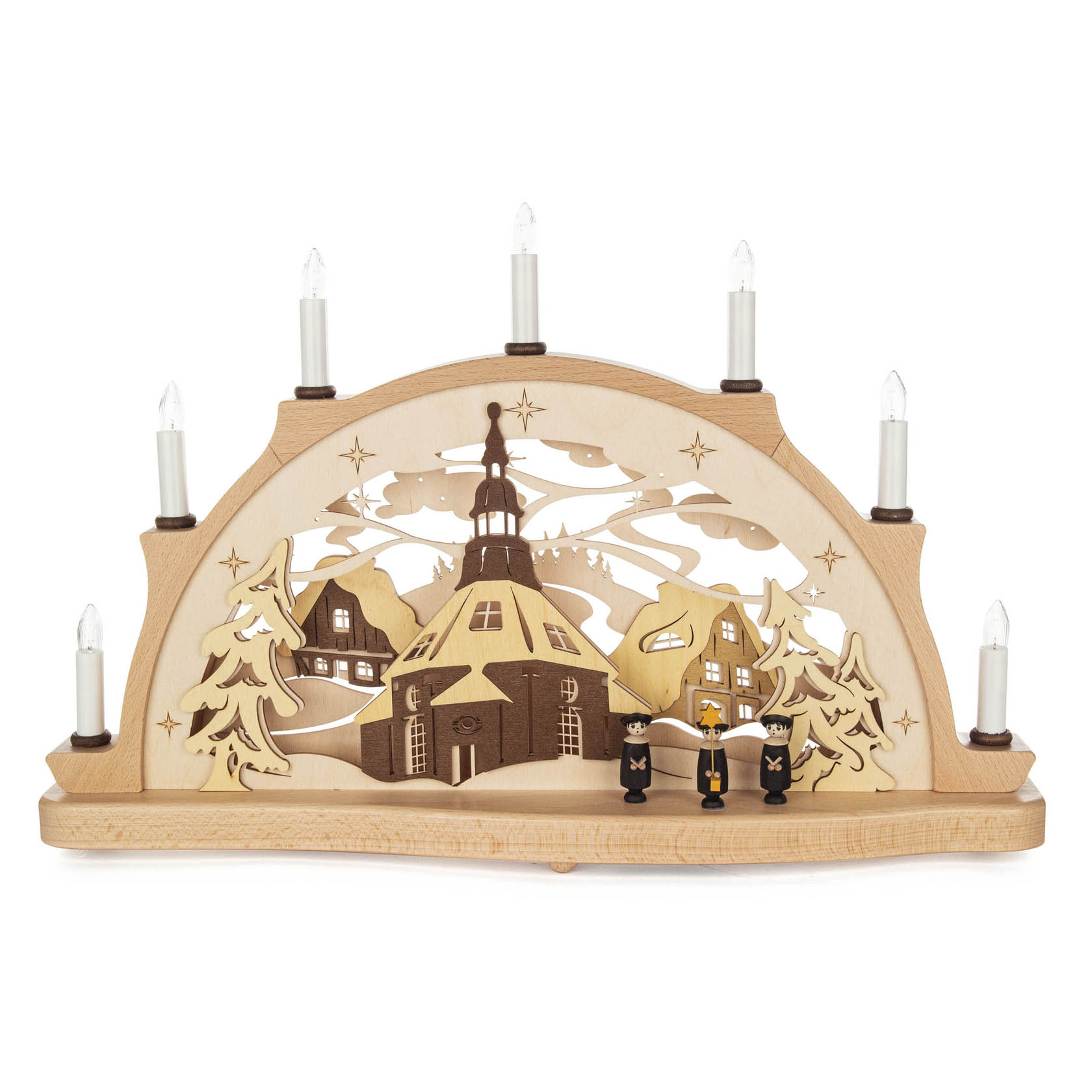 Ein Schwibbogen mit der Seiffener Kirche in 3D Optik und elektrischen Kerzen. Vor der Kirche stehen zwei geschnitzte Figuren, umgeben von Häusern und Bäumen. im Dregeno Online Shop günstig kaufen