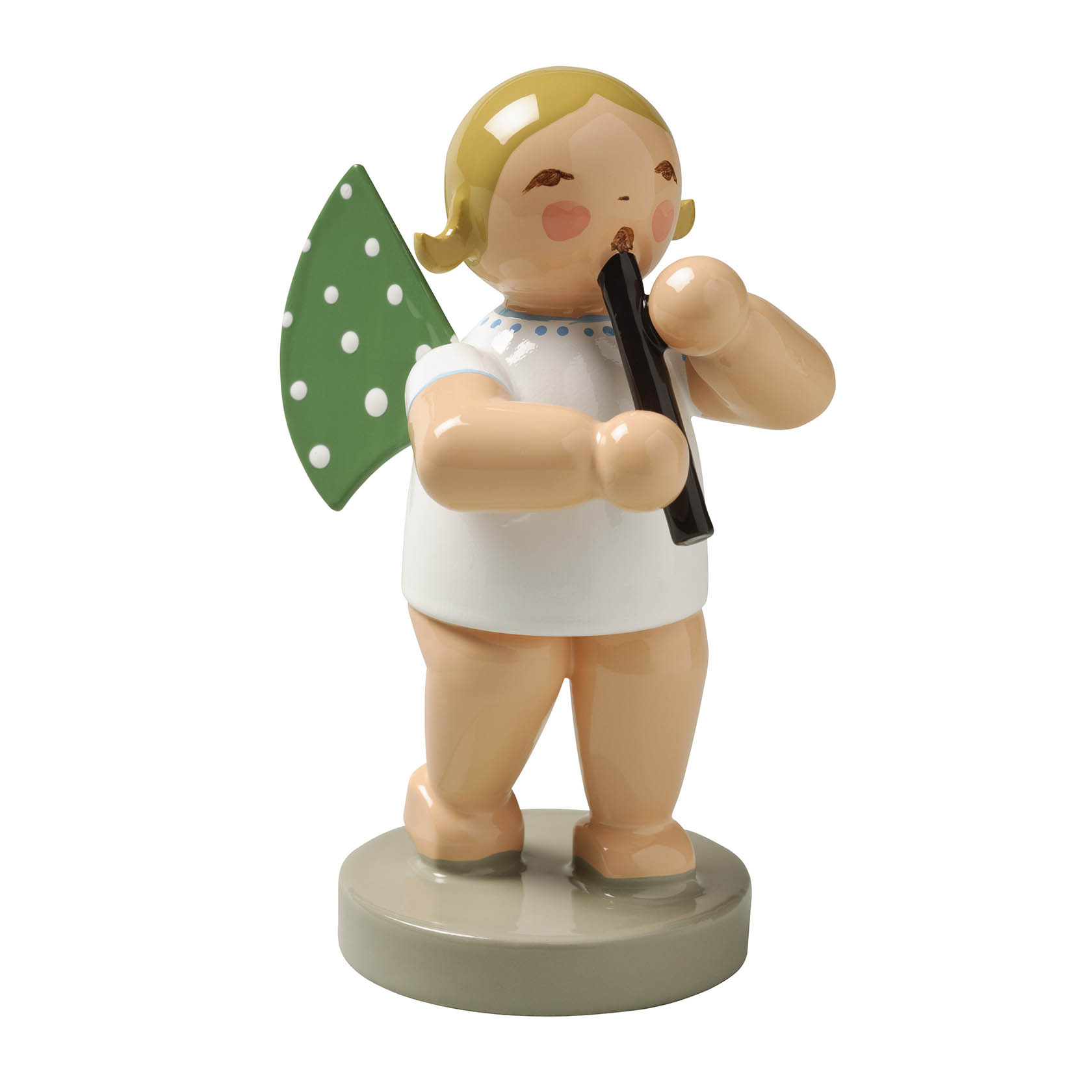 Holzengel-Figur mit hellblauem Kragen, grünen Flügeln mit weißen Punkten, spielt eine schwarze Blockflöte. im Dregeno Online Shop günstig kaufen