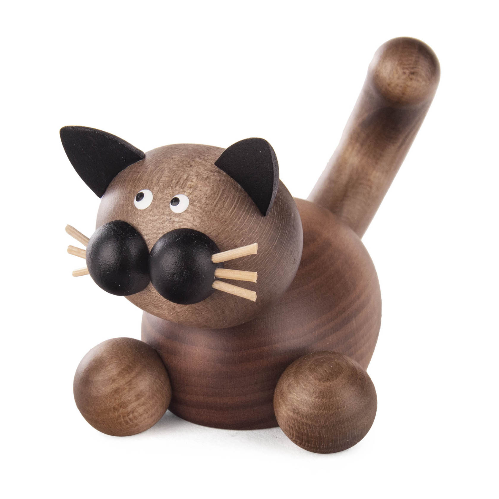 Eine geschnitzte, grau-schwarze Holzfigur einer Katze mit runden Augen und großen, schwarzen Schnurrhaaren, die lauernd posiert. im Dregeno Online Shop günstig kaufen