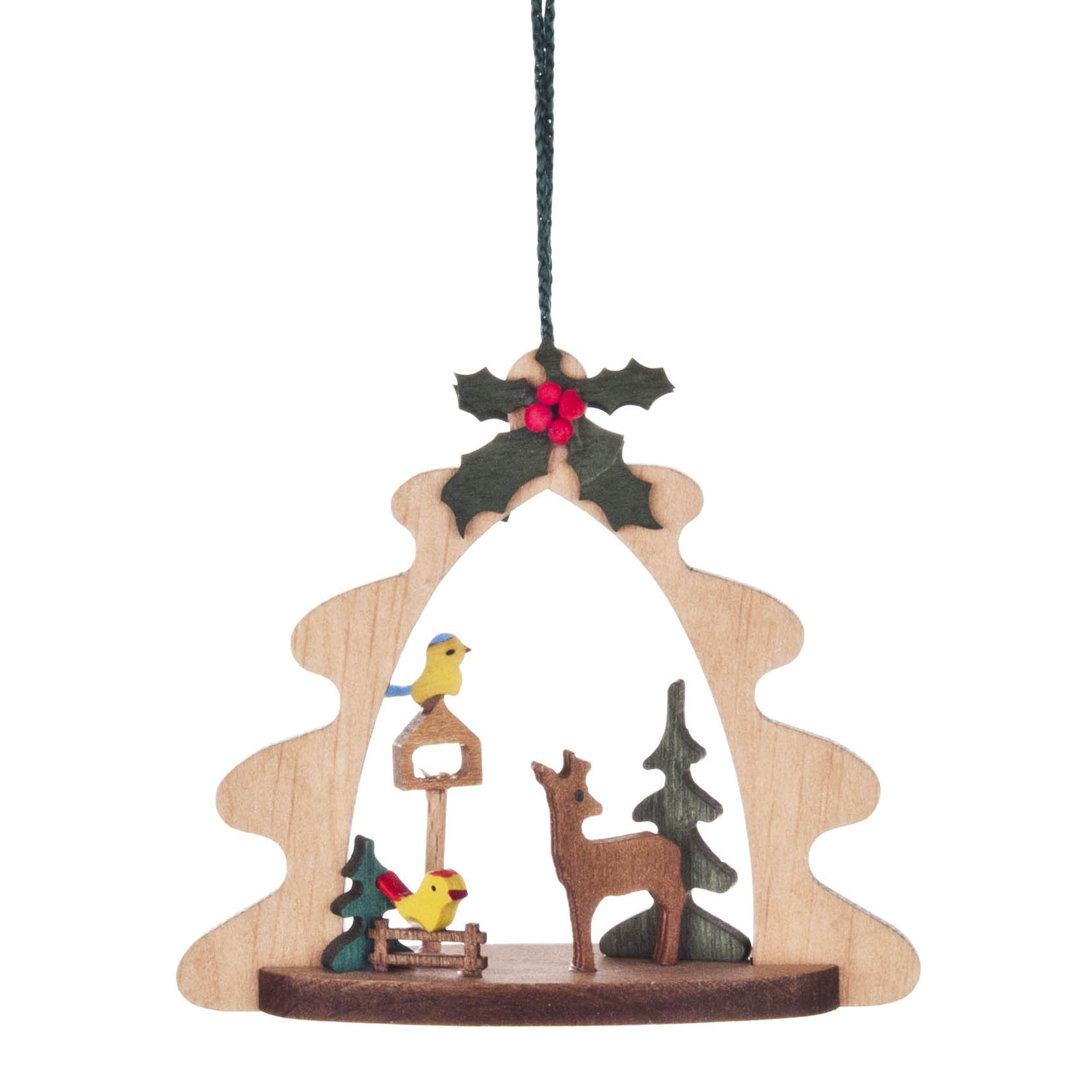 Weihnachtliche Holzdekoration mit zwei gelben Vögeln auf einem Vogelhaus, einem Reh und Tannenbäumen. Oben mit Stechpalmenverzierung, zum Aufhängen. im Dregeno Online Shop günstig kaufen