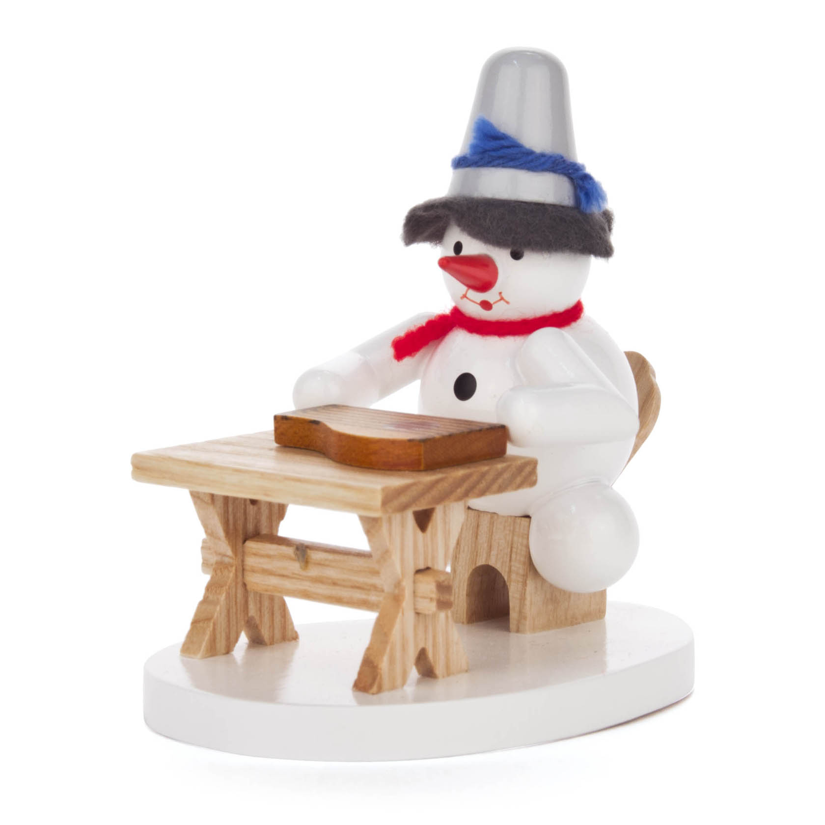 A wooden snowman figurine wearing a gray hat and red scarf, sitting and playing a small zither on a wooden table. im Dregeno Online Shop günstig kaufen