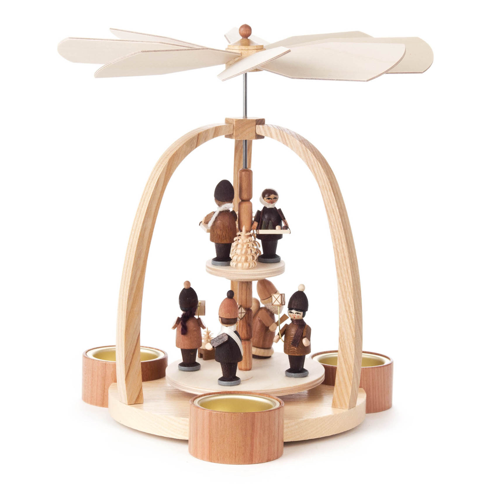 Zweistöckige Weihnachtspyramide aus Holz, oben Kinder mit Weihnachtsbaumschmuck, unten Kinder mit Laternen und Weihnachtsmann, umgeben von Teelichthaltern.