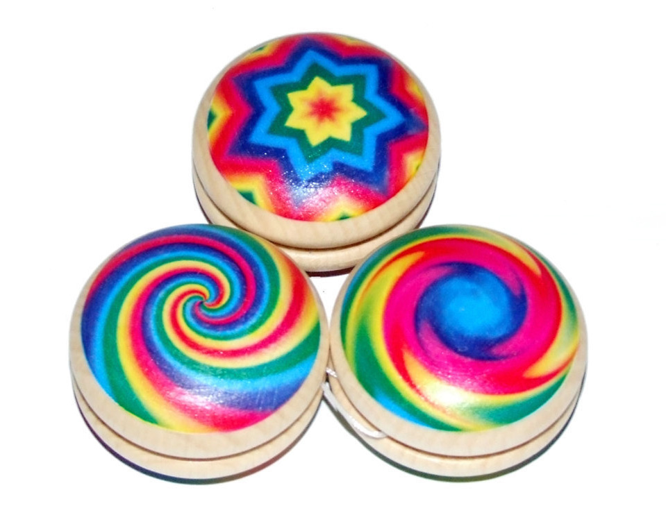 Three colorful yoyos with different patterns. The top yoyo has a star pattern, the left one has a spiral, and the right one a swirl. All feature bright colors. im Dregeno Online Shop günstig kaufen