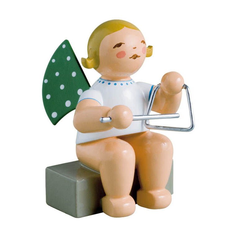 Ein Engel aus Holz sitzt auf einem rechteckigen Sockel. Der Engel hat blondes Haar, grüne Flügel mit weißen Punkten und hält eine Triangel in den Händen. im Dregeno Online Shop günstig kaufen