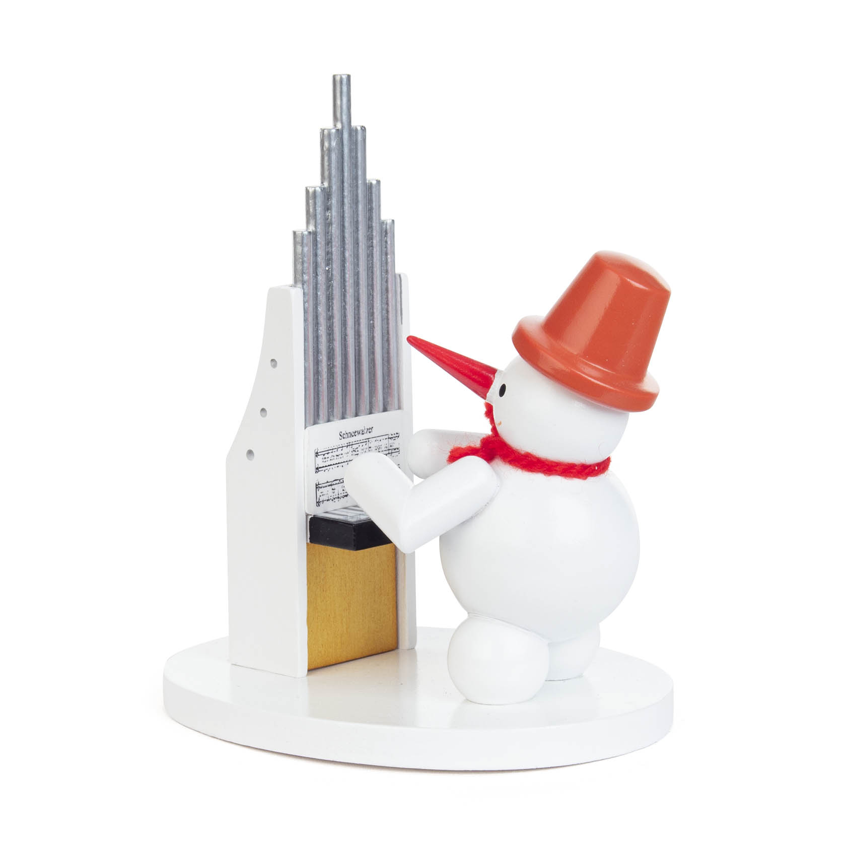 Ein kleiner Schneemann mit rotem Hut und Schal spielt auf einer Miniaturorgel. Die Orgelpfeifen ragen hoch empor, während der Schneemann konzentriert wirkt.