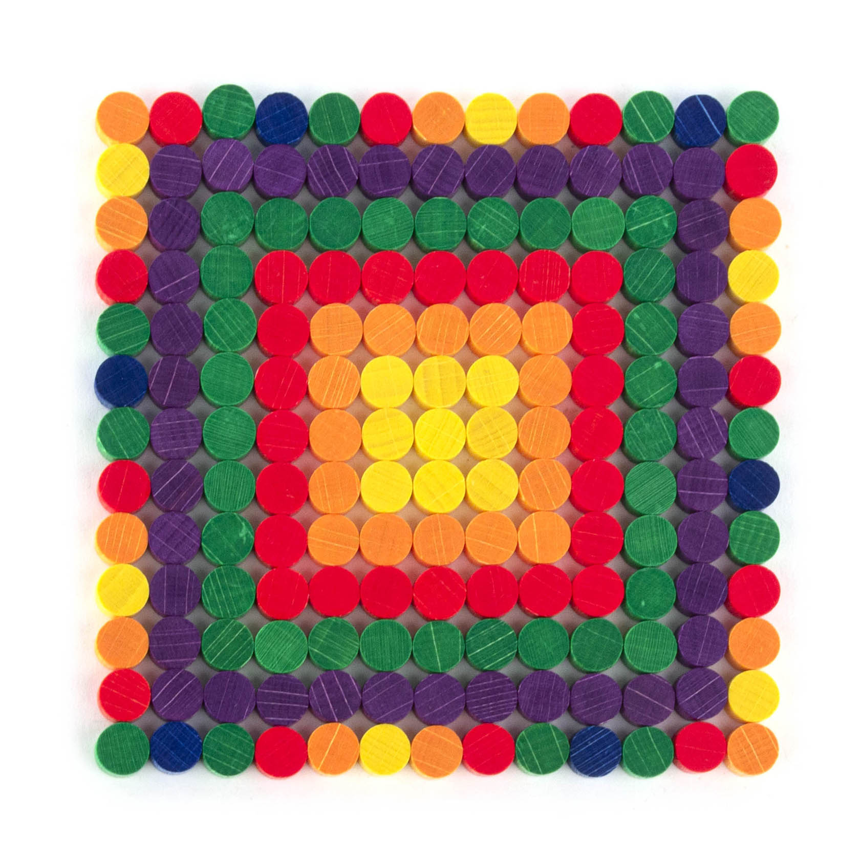 A square pattern made of colorful small discs, starting with yellow at the center, followed by red, orange, green, and purple layers. im Dregeno Online Shop günstig kaufen