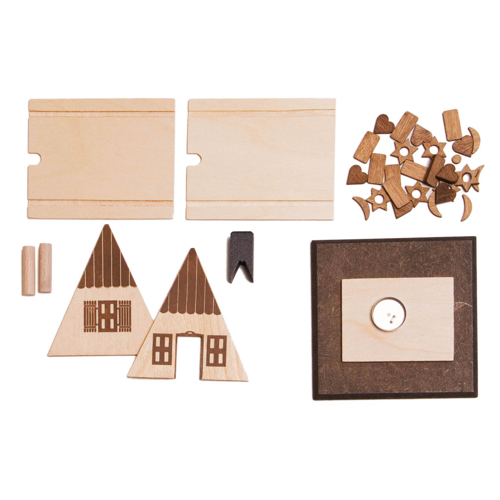 Bastelset für ein Knusperhaus aus Holz, bestehend aus zwei rechteckigen Seitenwänden, zwei dreieckigen Fronten mit Aufdruck, vielen kleinen Holzformen und einer Basis.
