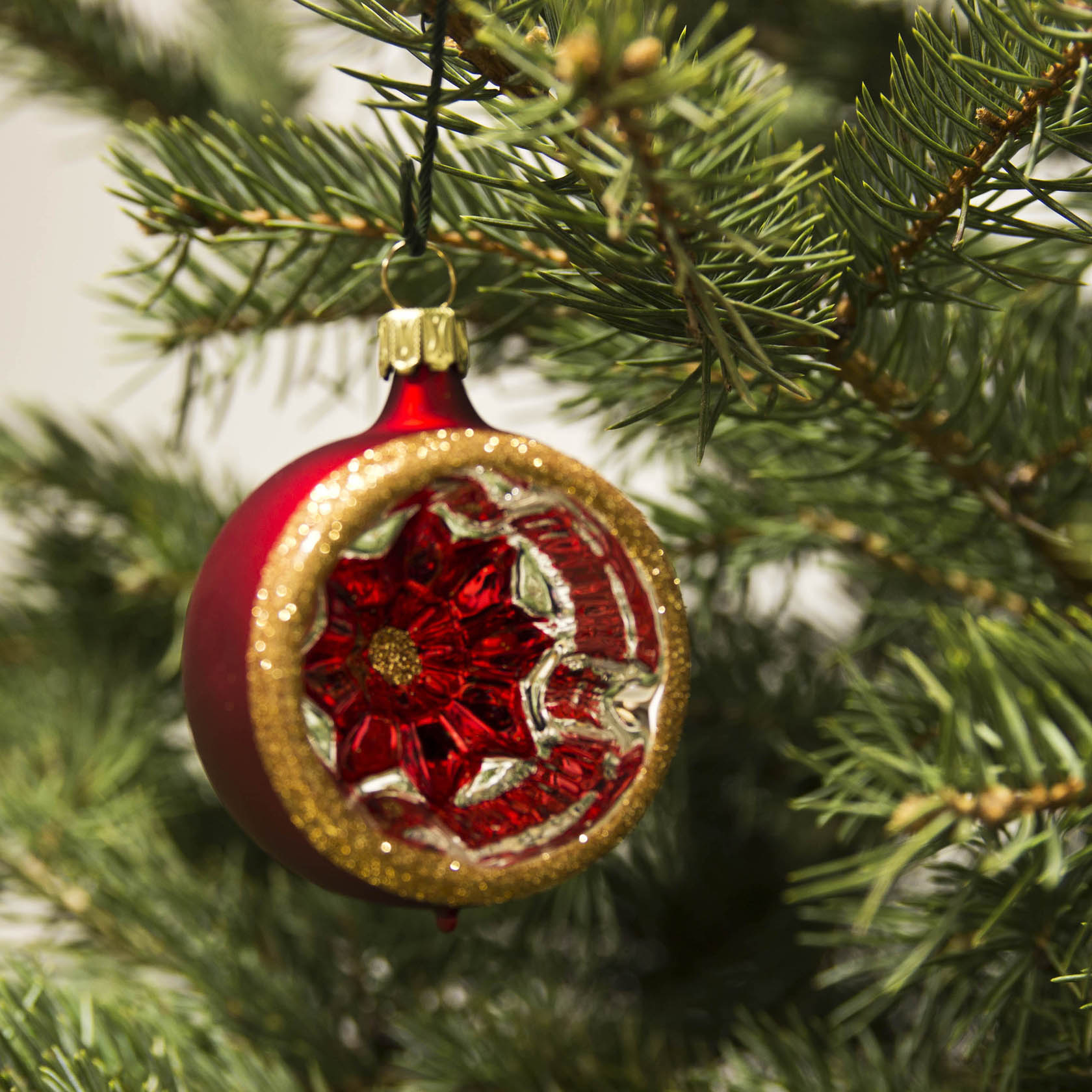 Thüringer Christbaumschmuck Reflexkugel 6cm rot-matt Goldglimmer (4)
