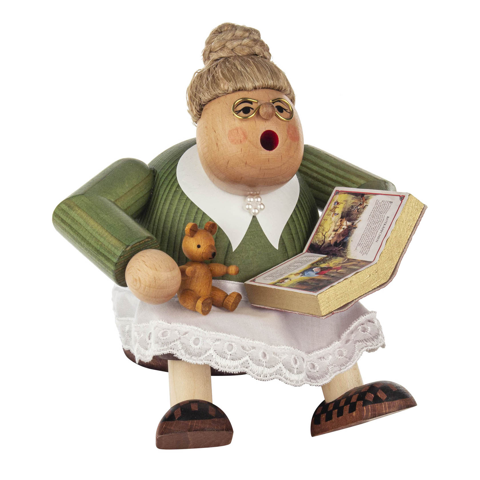 Eine handgefertigte Räucherfigur einer Märchentante im Kantenhocker-Stil, 16 cm groß. Sie trägt eine Brille, hält ein Buch und einen kleinen Teddybären. im Dregeno Online Shop günstig kaufen