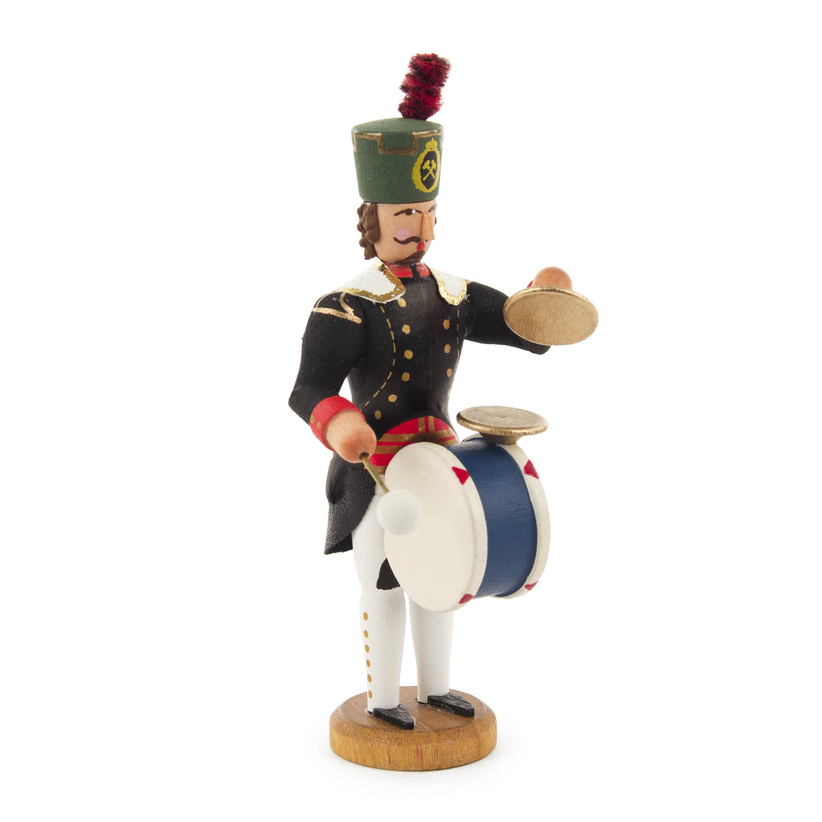 Handgeschnitzte Holzfigur eines Bergmanns in Uniform spielt eine große Trommel. Er trägt eine grüne Mütze mit einem roten Kamm und hält Trommelstöcke. im Dregeno Online Shop günstig kaufen