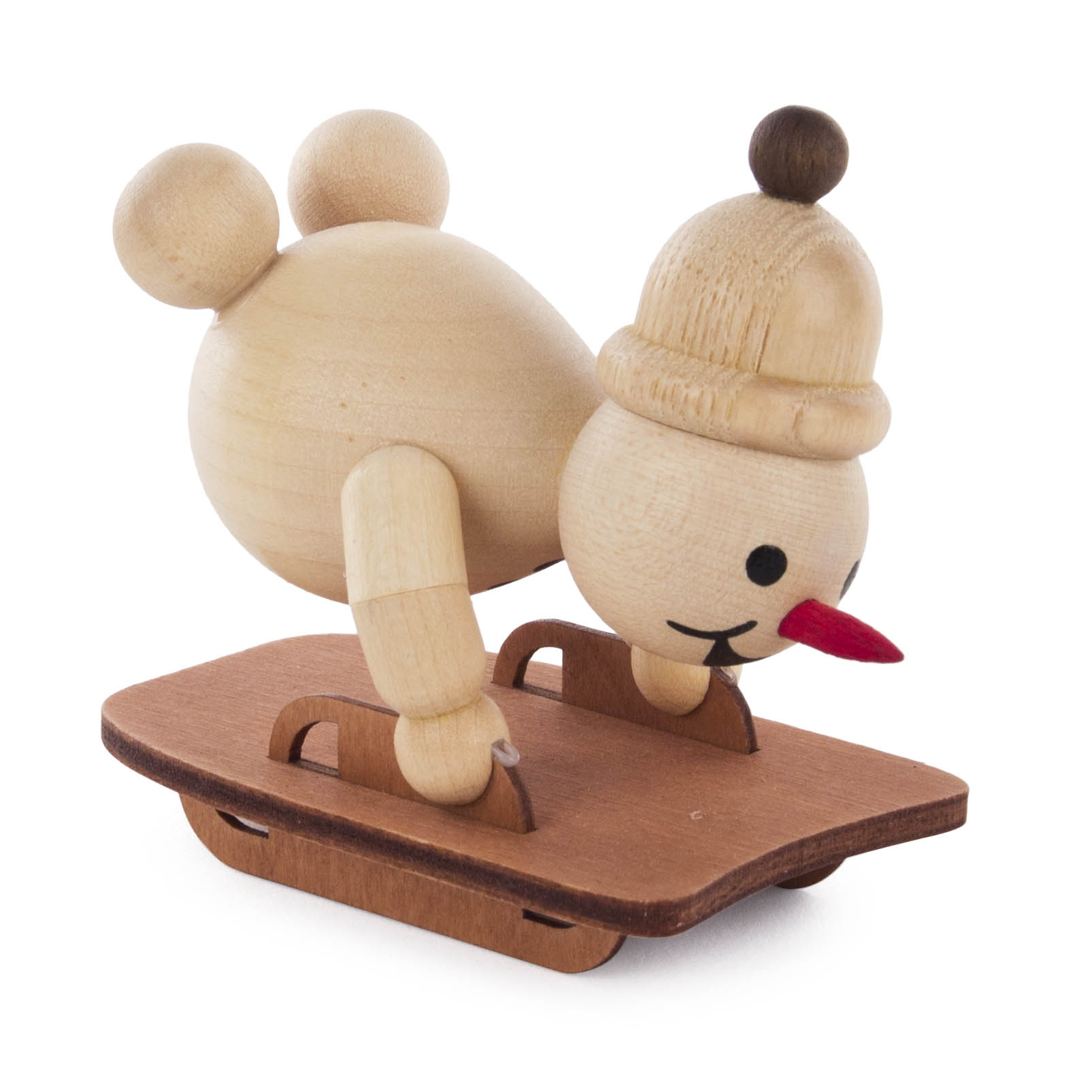 Ein aus Holz gefertigter kleiner Schneemann, der auf einer Holzschlitten steht. Er trägt eine braune Mütze und hat eine rote Karottennase. im Dregeno Online Shop günstig kaufen