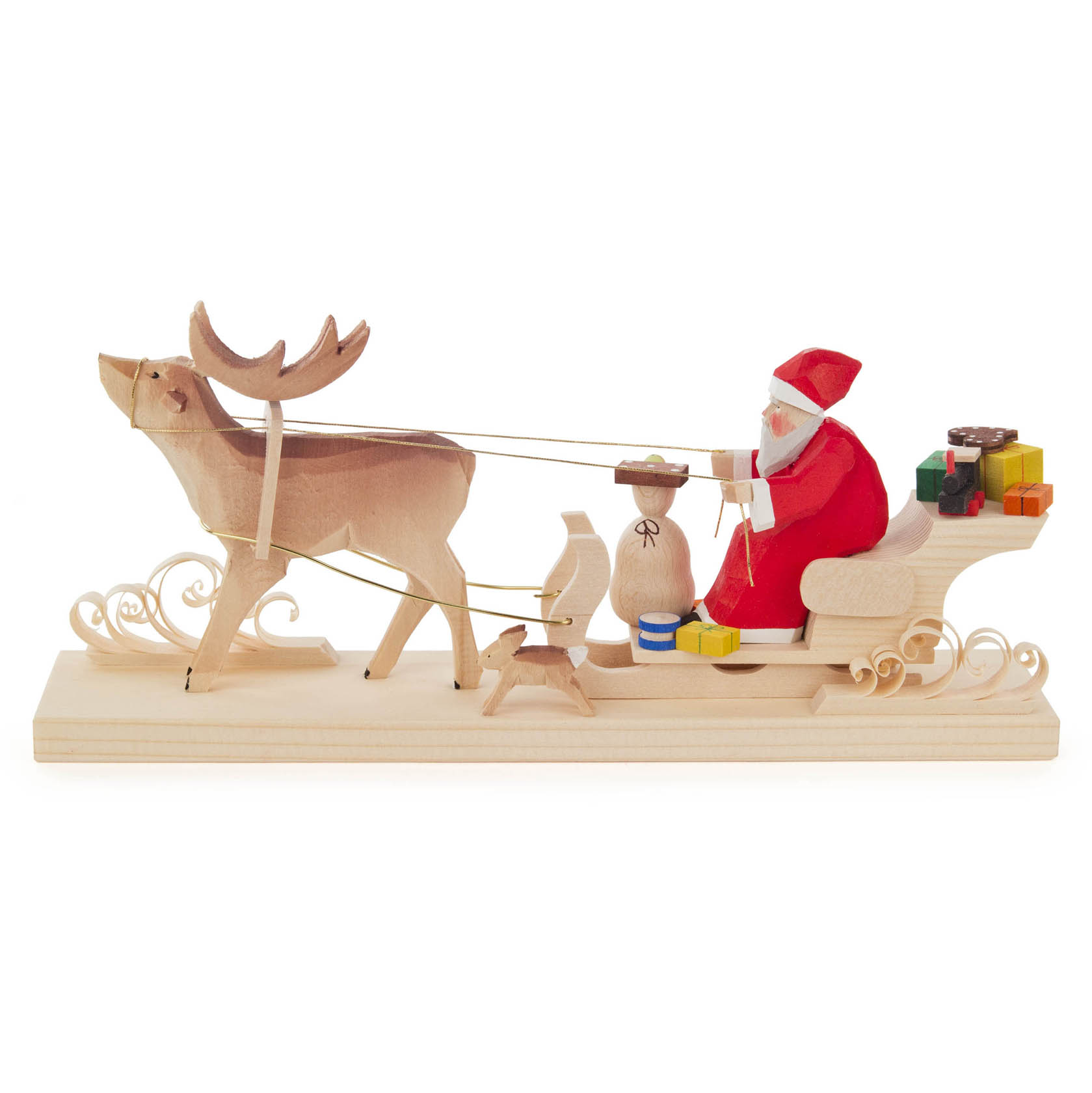 Holzfigur eines Weihnachtsmanns auf einem Schlitten, der von einem Hirsch gezogen wird. Der Schlitten trägt Geschenke und einen Sack.
