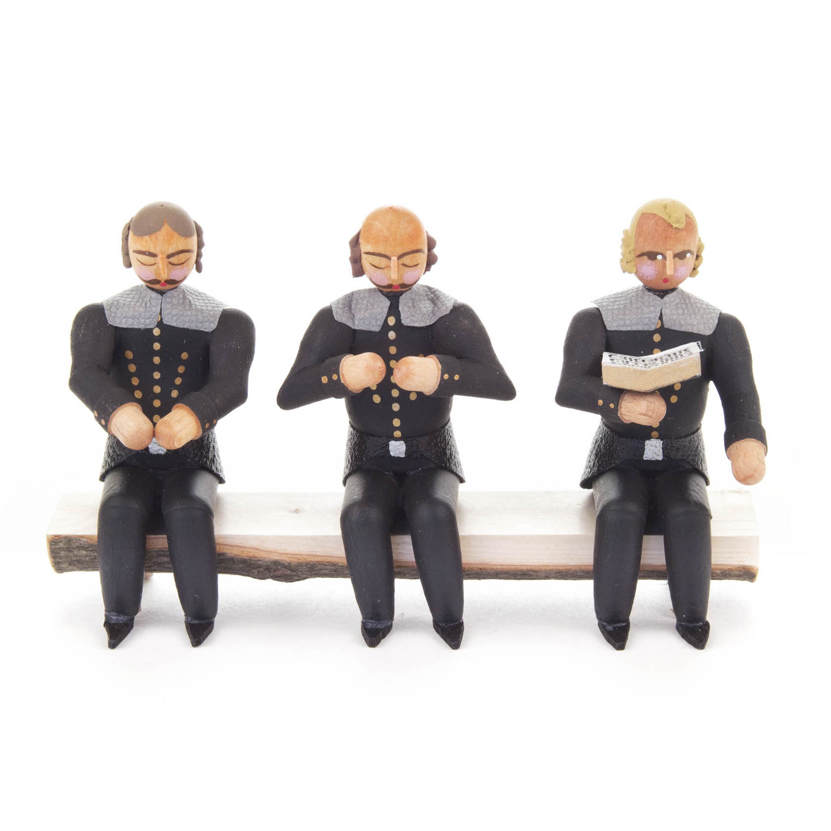 Drei geschnitzte Holzfiguren von Bergleuten in traditioneller Bergmannskleidung sitzen auf einer Bank, mit Helmen und geschlossenen Augen. im Dregeno Online Shop günstig kaufen