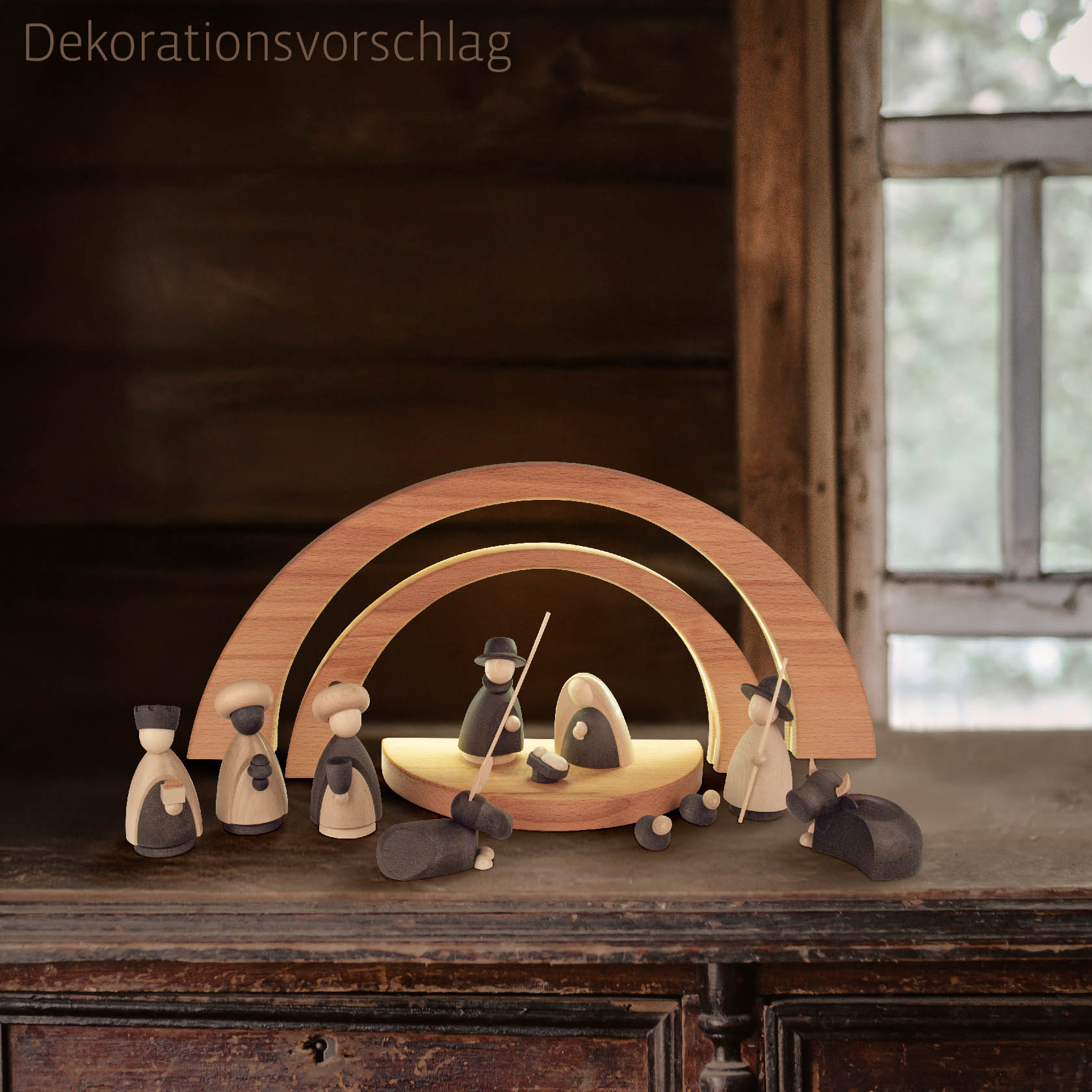 Ein dekorativer Schwibbogen aus Holz in drei Teilen, bestehend aus einem Sockel und zwei Bögen, LED-beleuchtet, ohne Figurenbestückung.