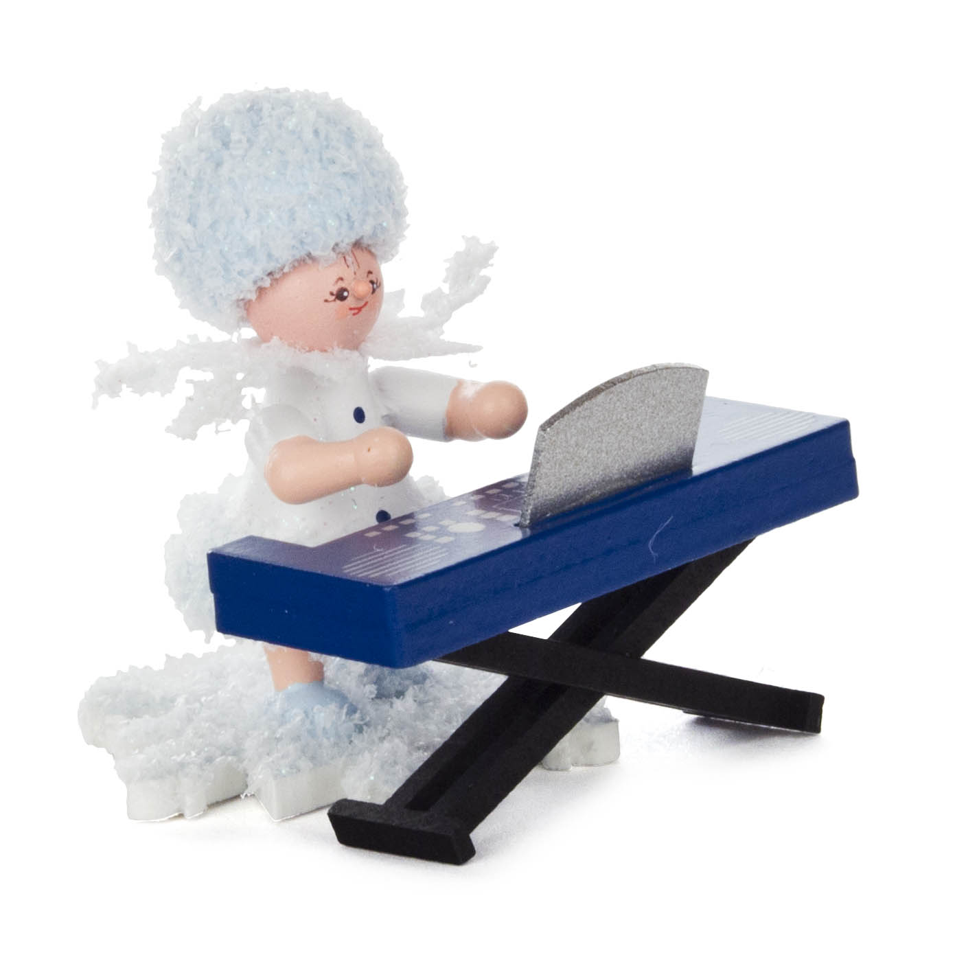 Kleine Schneeflockenfigur aus Holz, mit weißem Kostüm und winterlicher Mütze, spielt an einem blauen Keyboard auf einem schwarzen Ständer. im Dregeno Online Shop günstig kaufen