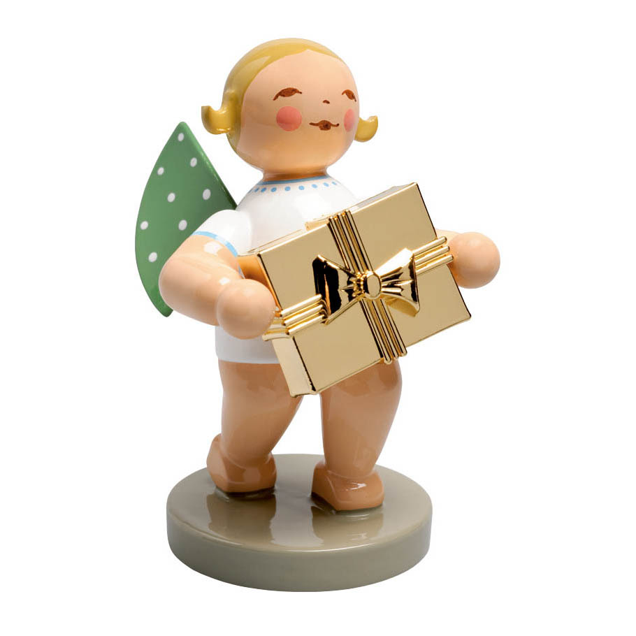 Holzengel mit grünen Flügeln und goldener Geschenkbox auf rundem Sockel. im Dregeno Online Shop günstig kaufen