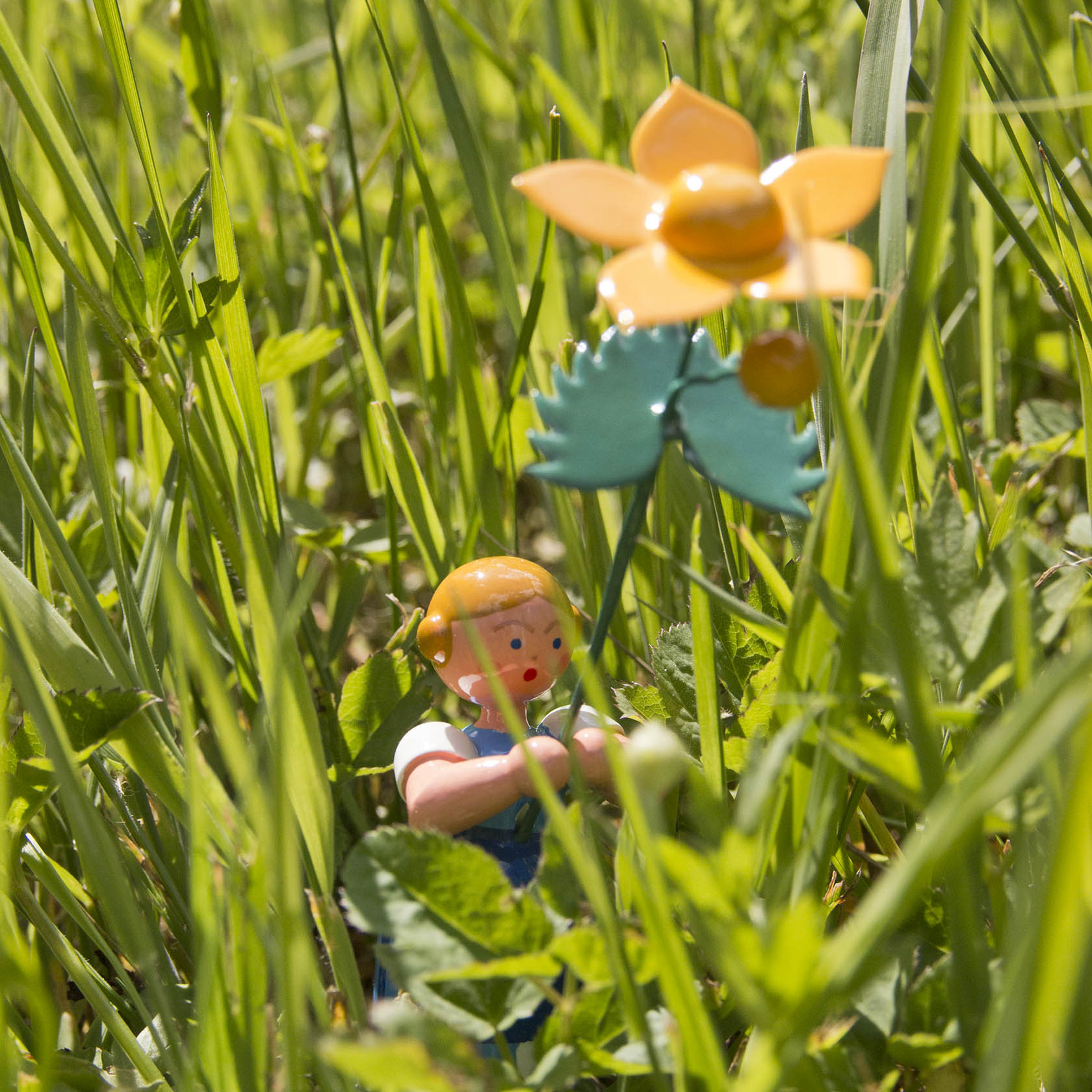 Blumenmädchen mit Sumpfdotterblume