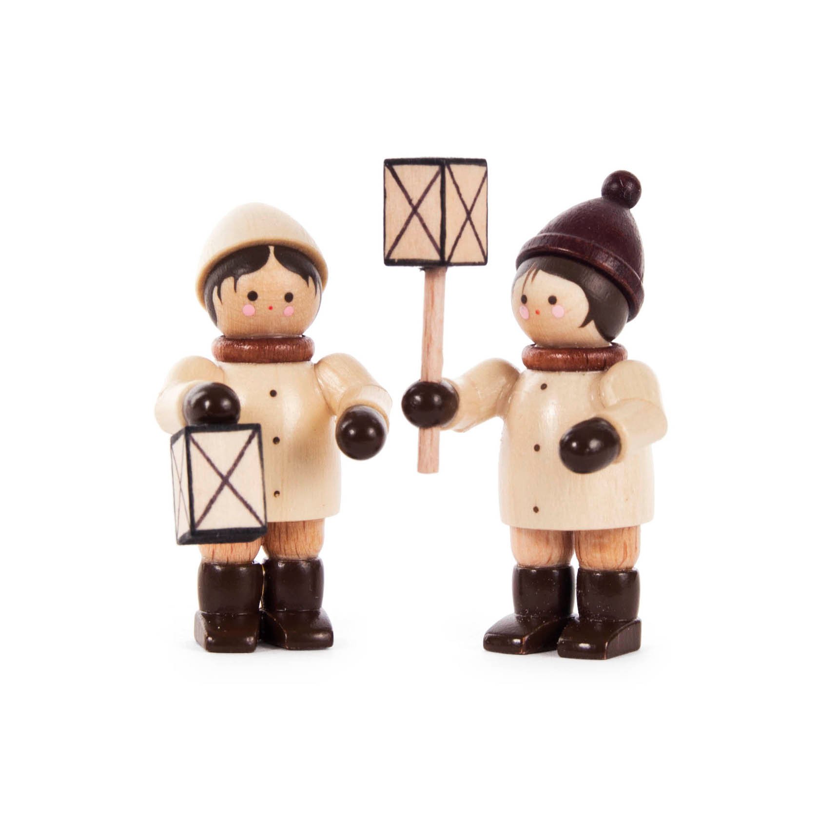 Zwei Holzfiguren von Kindern mit Laternen in der Hand, beide in naturfarbenen Mänteln und braunen Stiefeln und Mützen gekleidet. im Dregeno Online Shop günstig kaufen