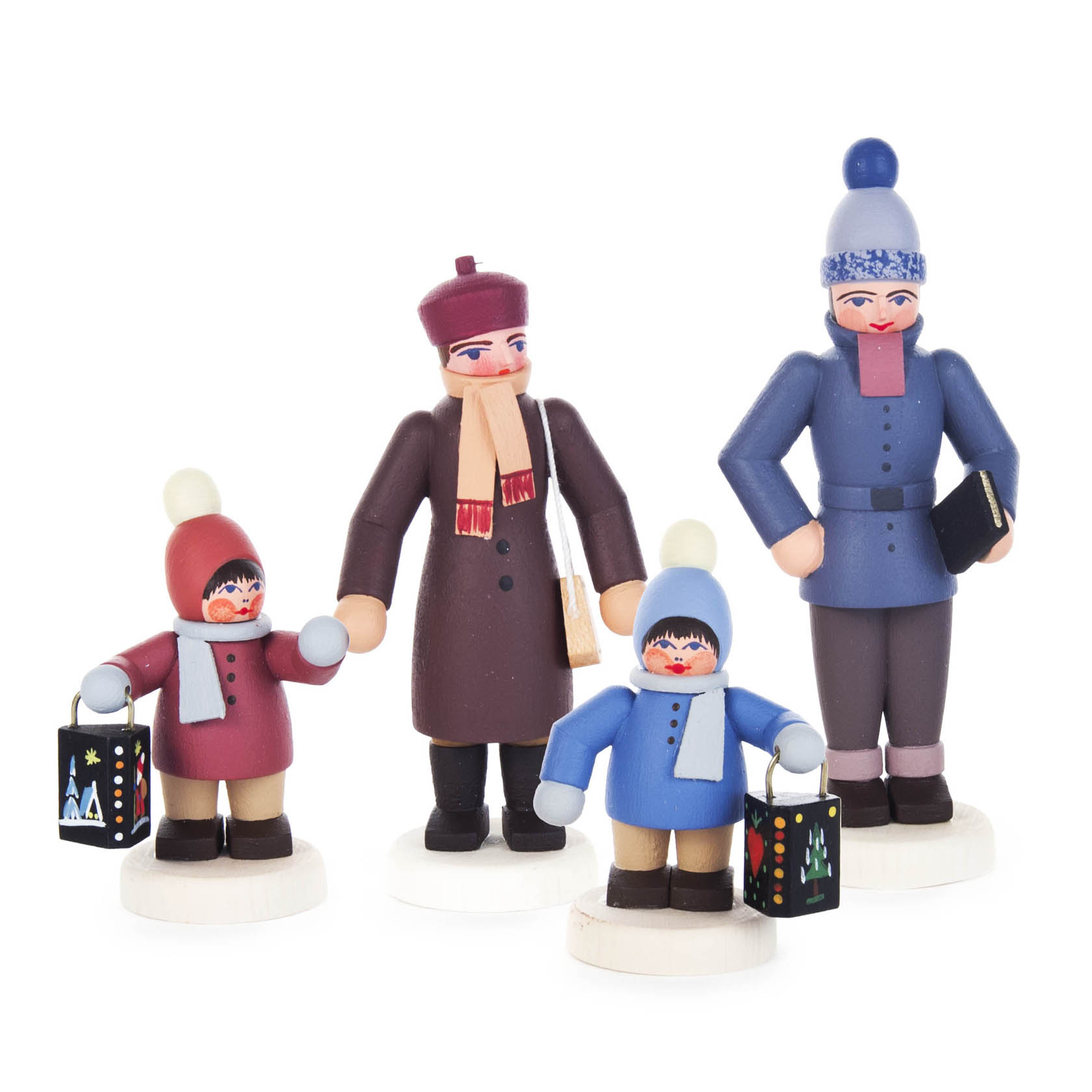 Four wooden figurines representing a family: father, mother, and two children, each holding a lantern. The figures are dressed in winter clothing. im Dregeno Online Shop günstig kaufen