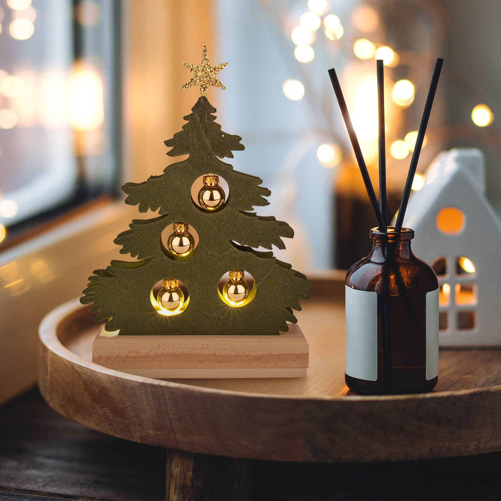 Kleine grüne Tannenbaum-Dekoration mit goldenen Kugeln und LED-Beleuchtung, betrieben über USB-Anschluss.