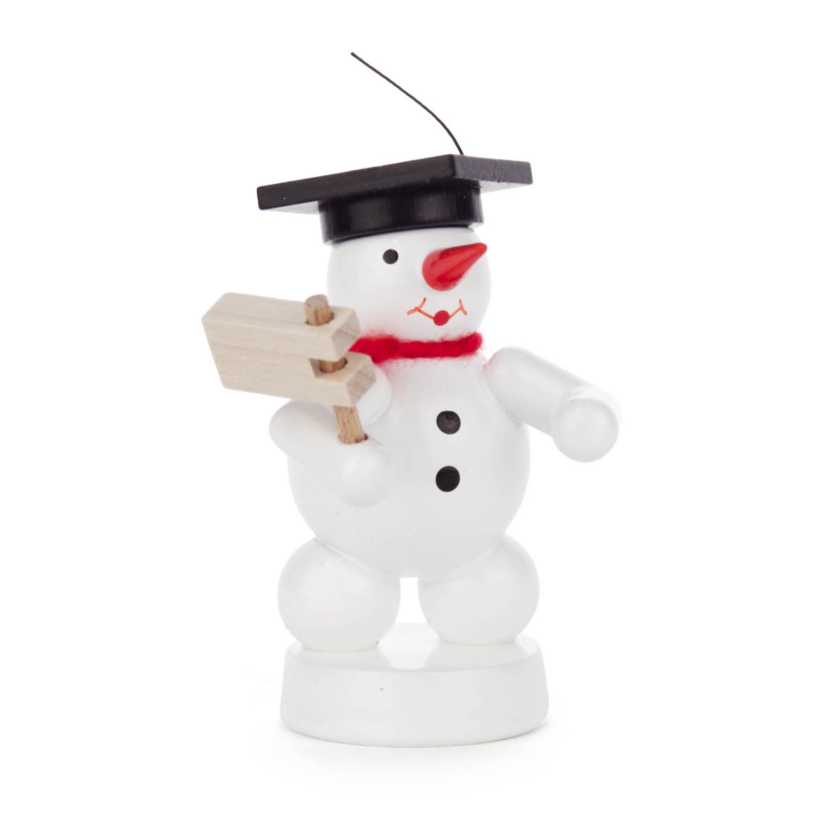 Ein hölzerner Schneemann mit schwarzem Hut und rotem Schal hält eine kleine Rassel in der Hand. im Dregeno Online Shop günstig kaufen
