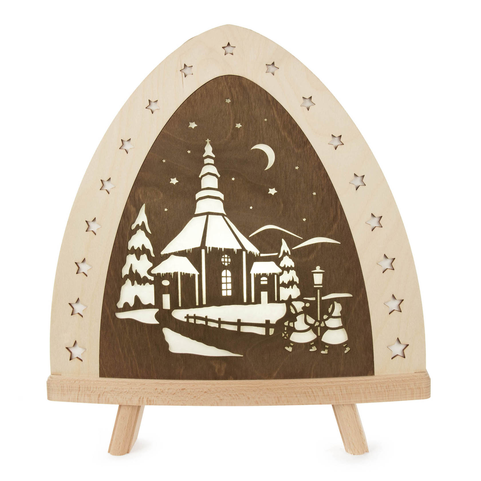 Holzstandleuchte mit winterlichem Motiv: Kirche in verschneiter Landschaft, zwei Schneemänner und sternenförmige Öffnungen im Holzrahmen.
