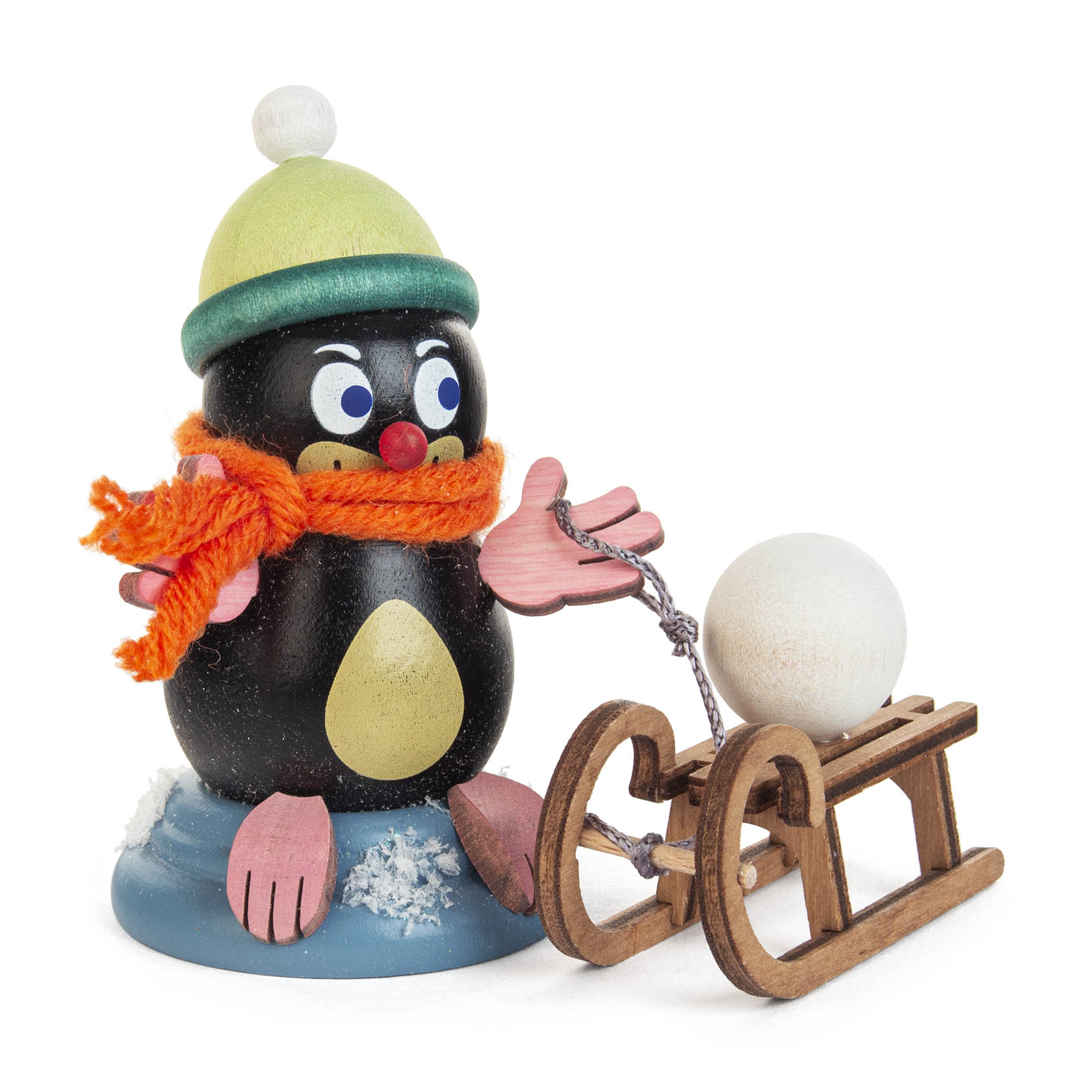 Holzfigur eines schwarzen Maulwurfs mit grüner Mütze und rotem Schal, der einen Schlitten mit Schneeball zieht. im Dregeno Online Shop günstig kaufen