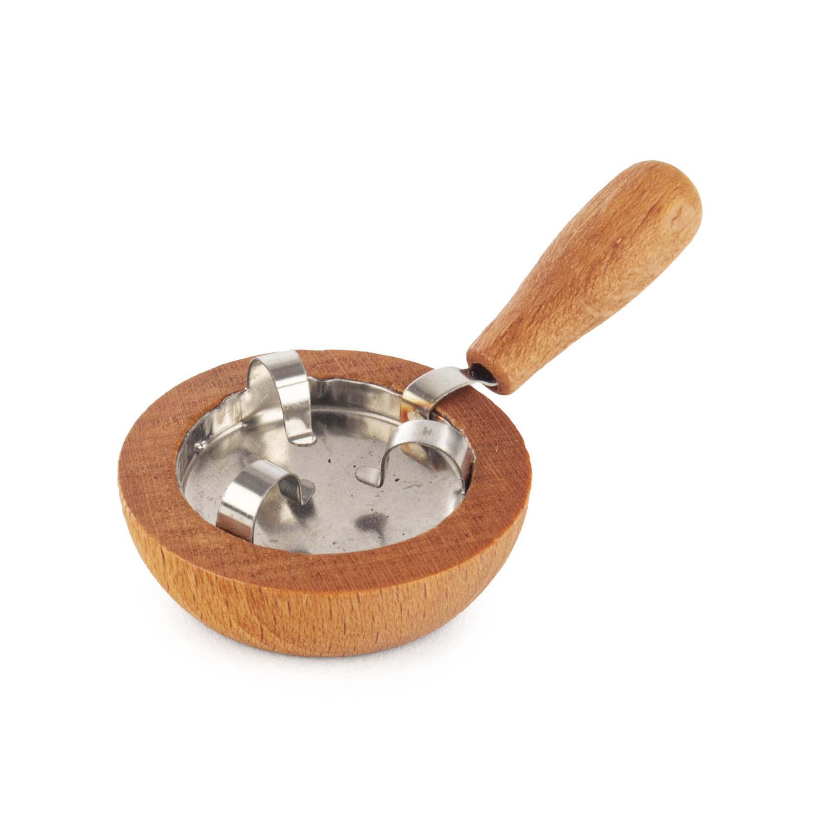 Kleine Räucherpfanne mit einem hölzernen Griff und einer metallenen Pfanne in der Mitte. Die Pfanne hat Löcher im Boden und wird von einem Holzrahmen gehalten.