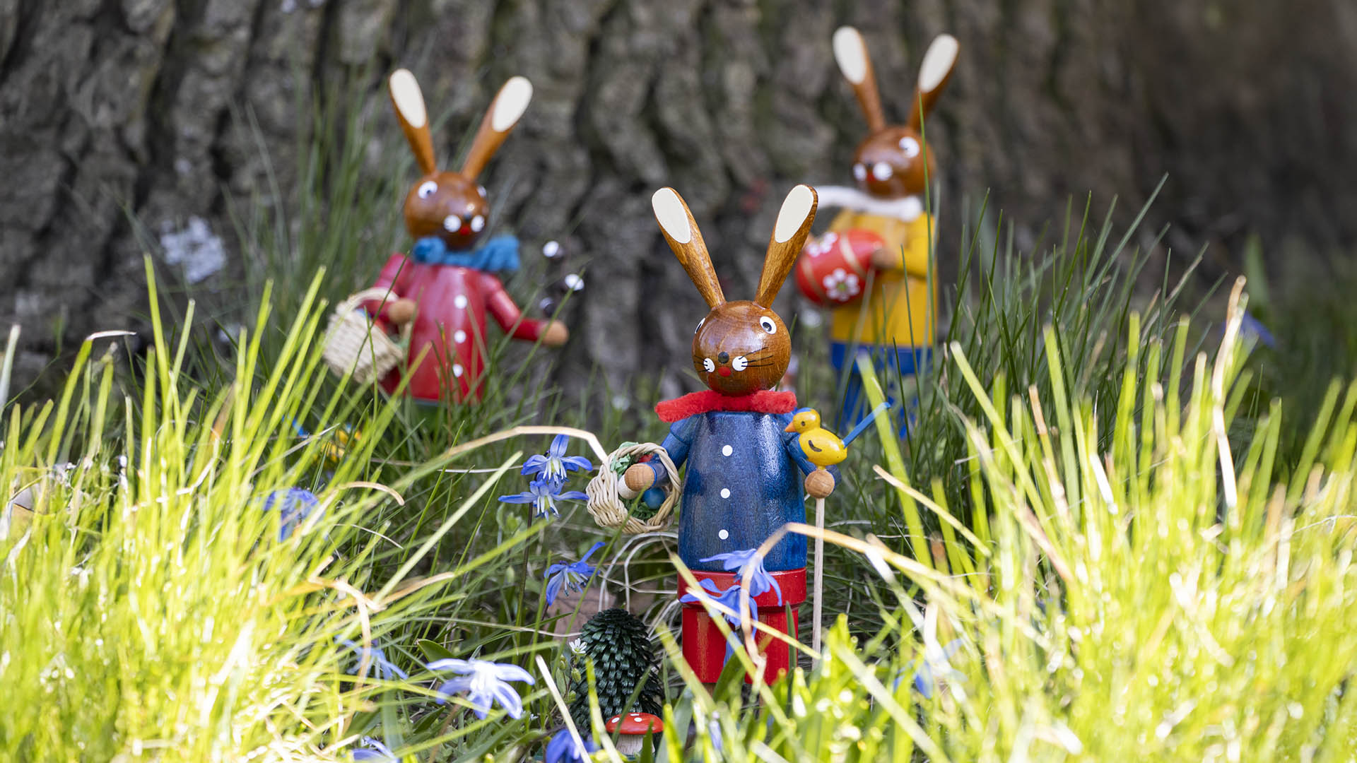Osterhasen rot, blau und gelb