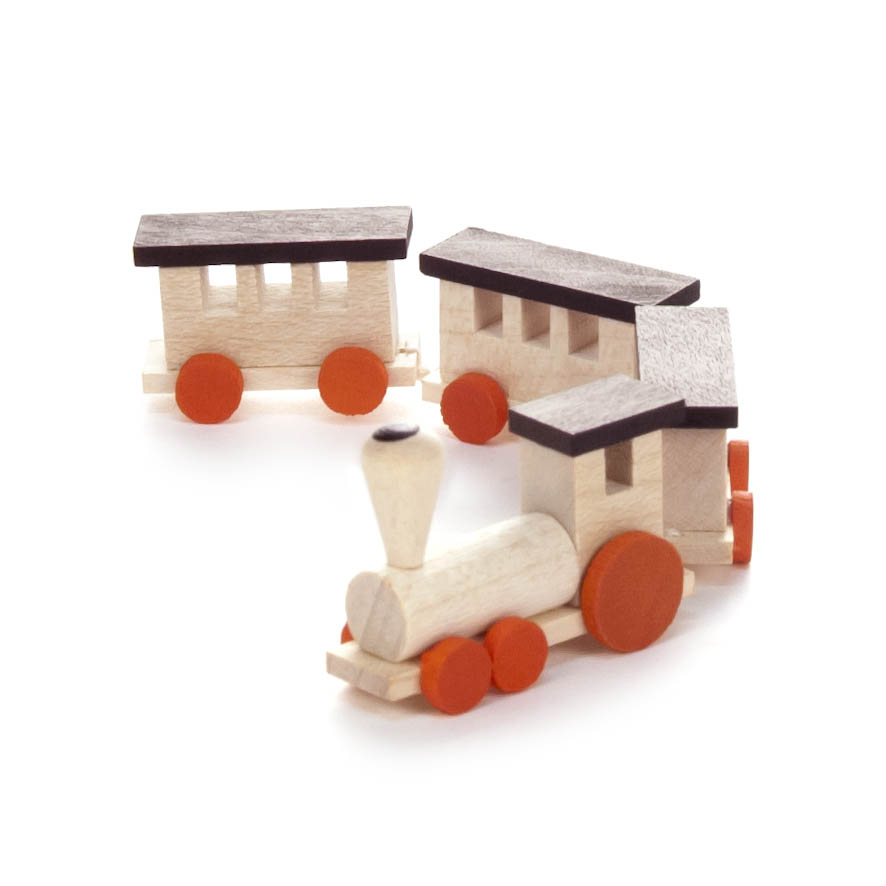 Holzeisenbahn-Set mit zwei Anhängern, in natürlichem Holzton mit orangefarbenen Rädern und dunkelbraunen Dächern. im Dregeno Online Shop günstig kaufen